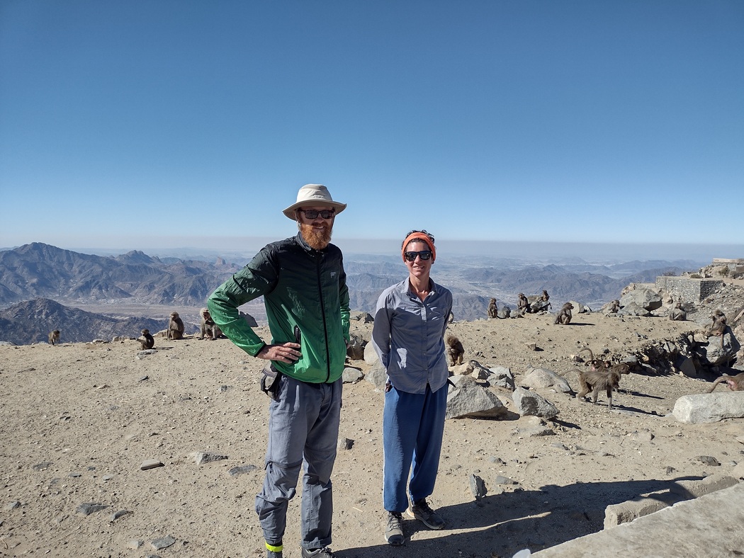 Julia und Tilmann vor Affenbande