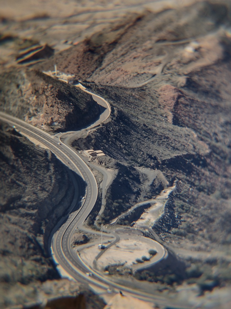 Straße durch Fernglas fotografiert