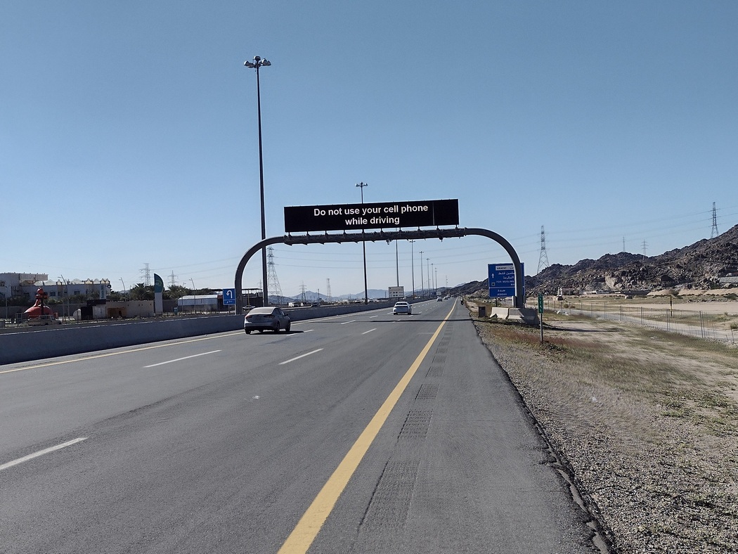 Hinweis-Schild, das Handy bei der Fahrt nicht zu benutzen