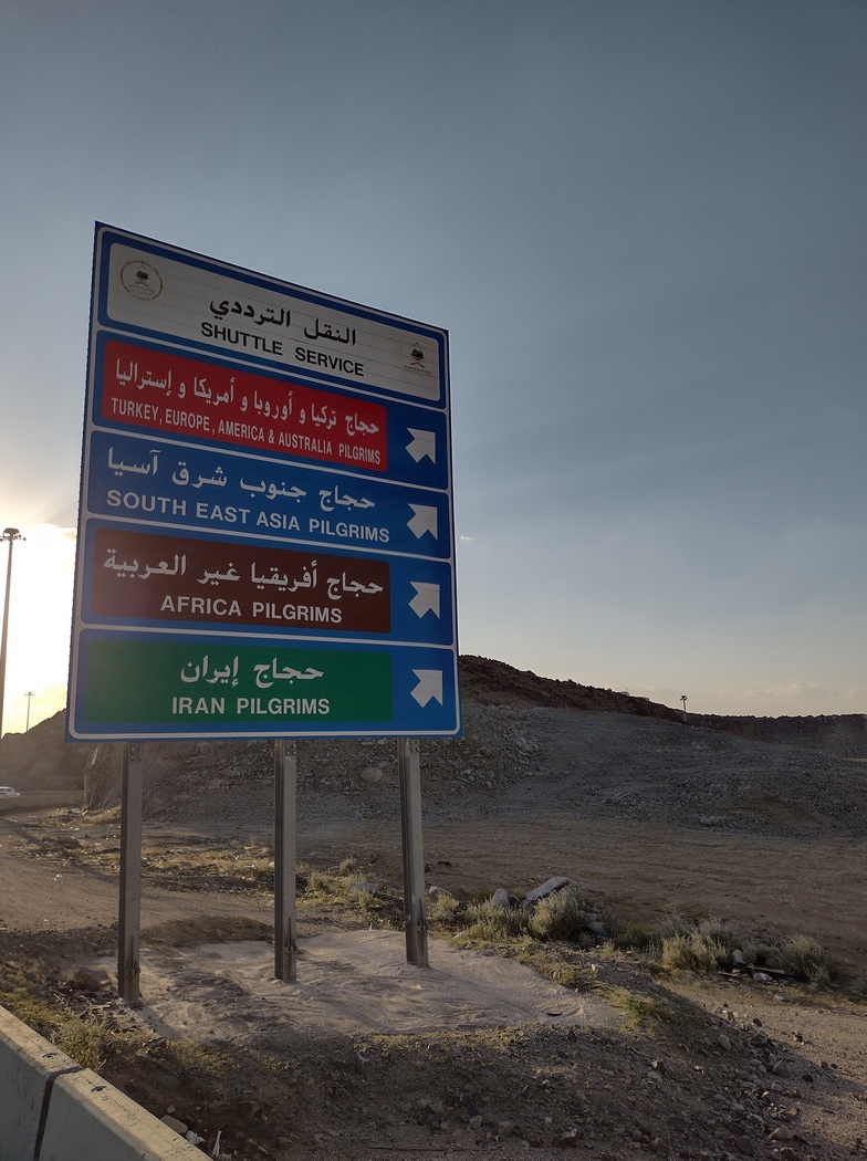 Hinweis-Schild, wohin welche Pilger müssen