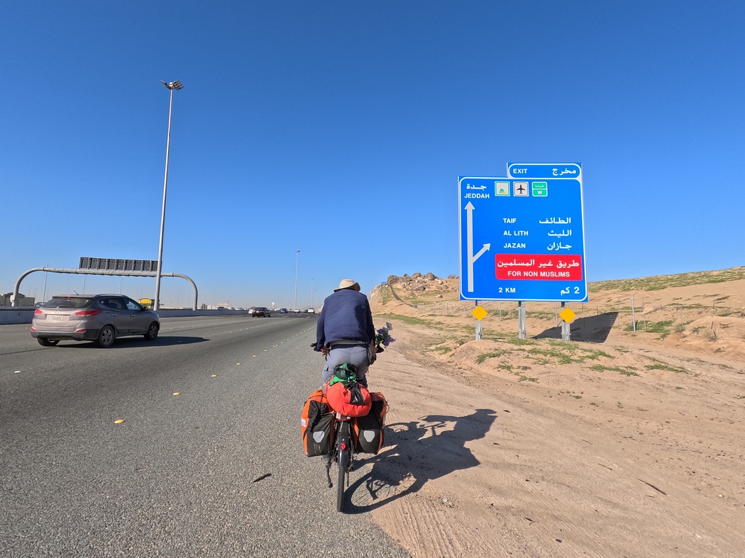 Straßenschild weist Weg für Nicht-Muslime