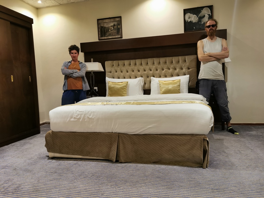 Julia und Tilman neben Hotelbett