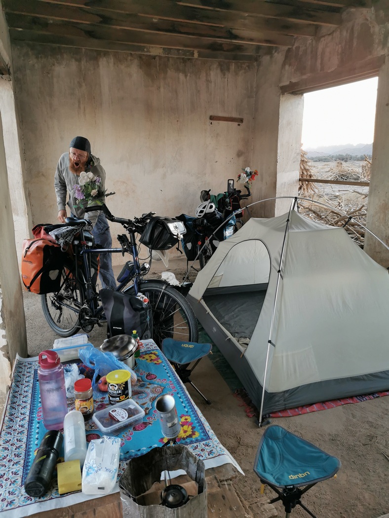 Zelt, Tisch und Fahrräder