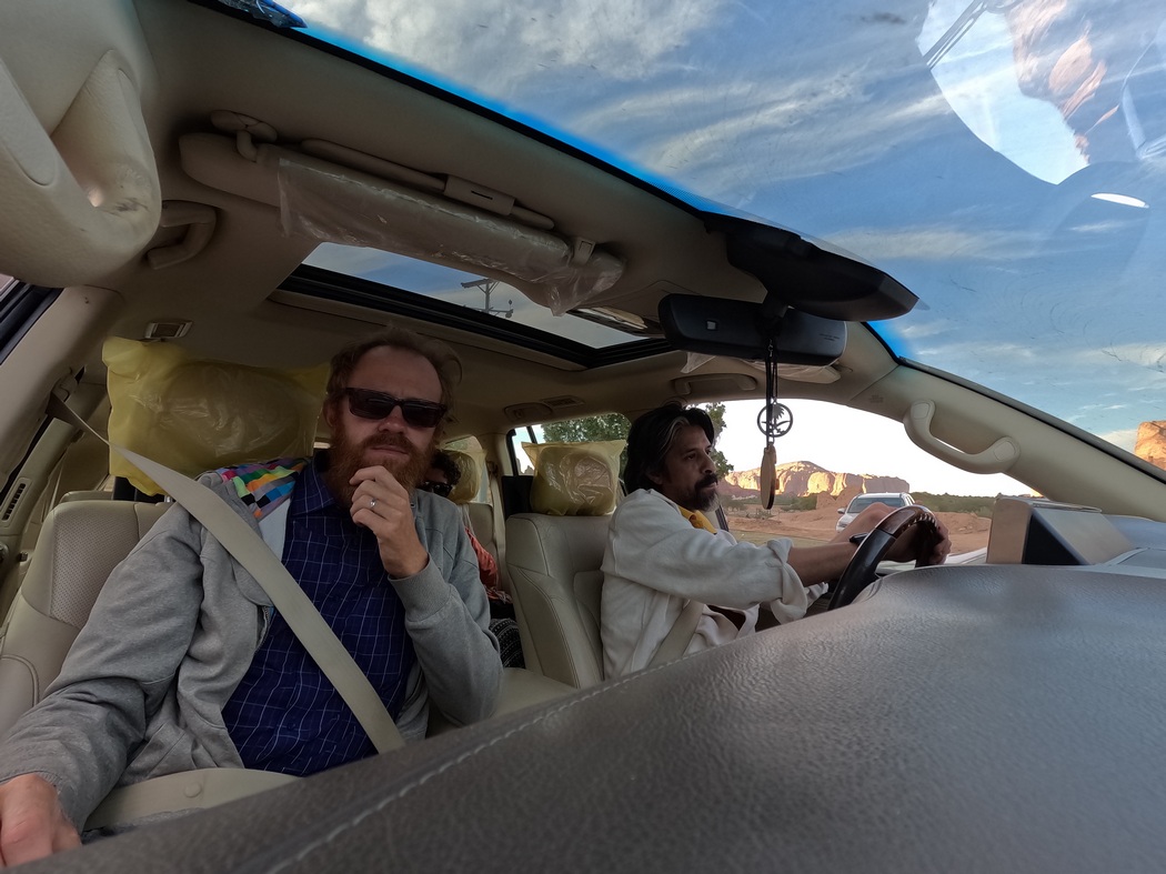 Ahmed fährt uns im Auto rum