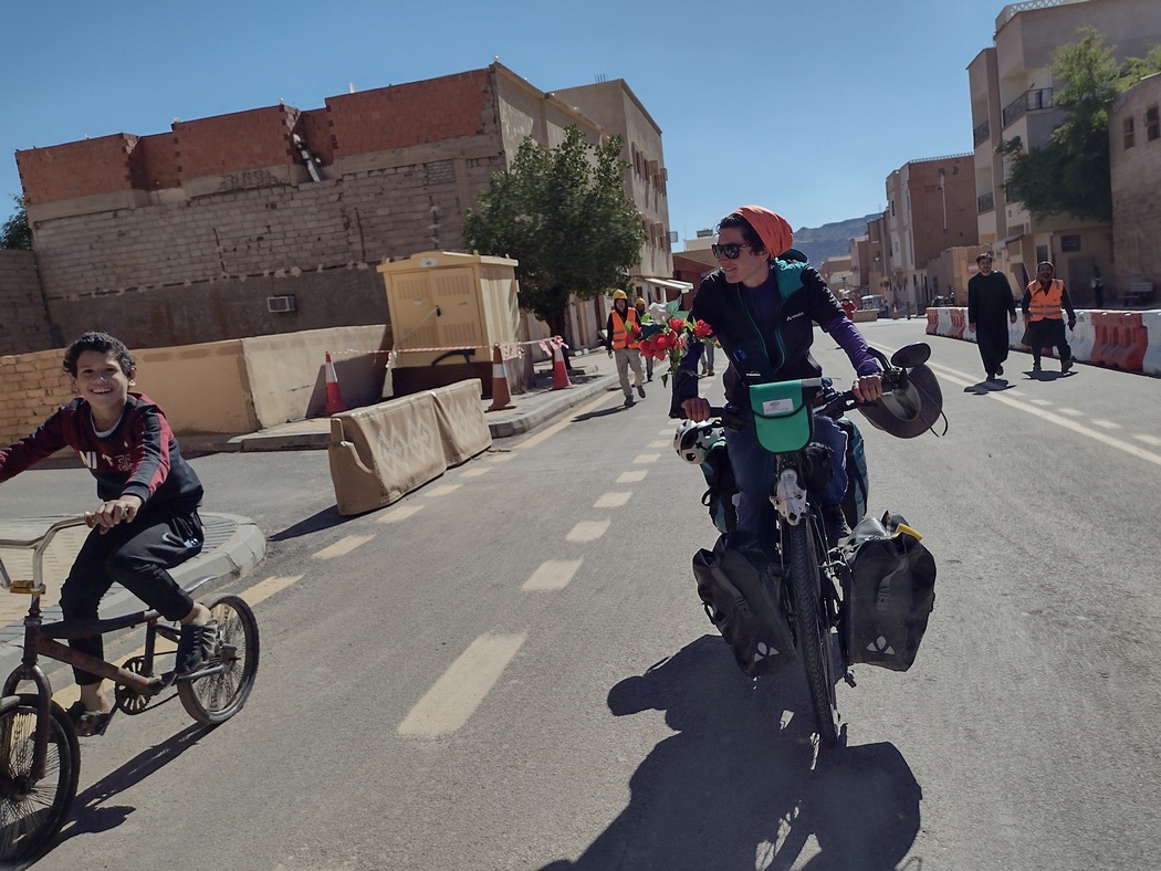 Neben Julia fährt ein Junge Fahrrad