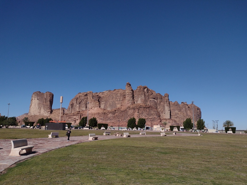 Park mit Felswand im Hintergrund