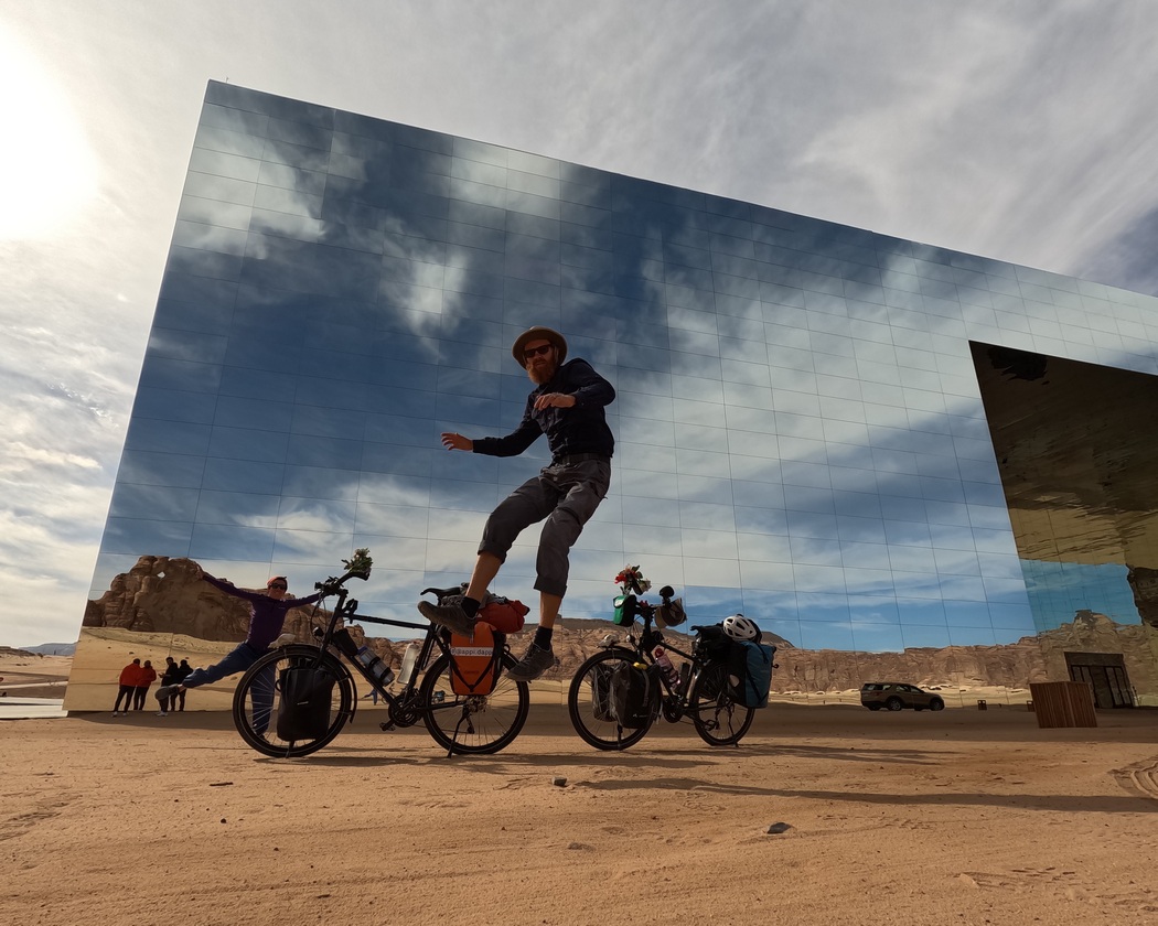 Selfie vor Spiegelhaus