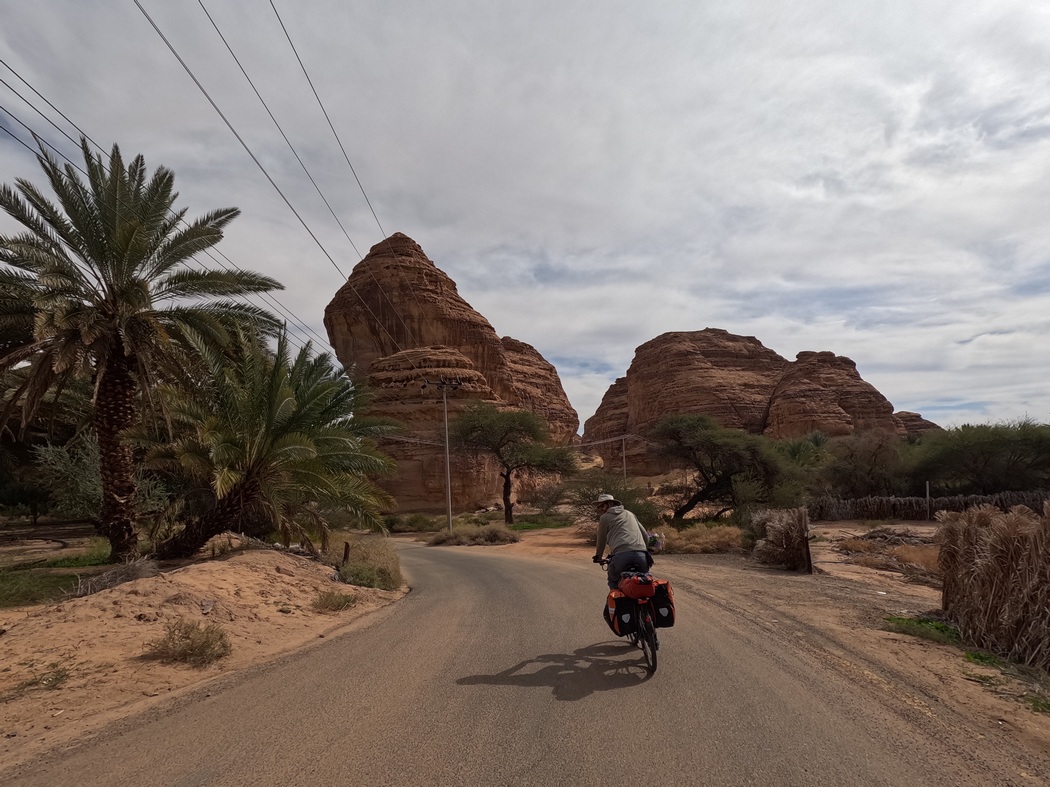Tilmann auf Fahrrad in grüner felsiger Umgebung