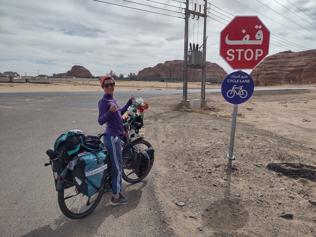 Julia vor Cycle Lane Schild