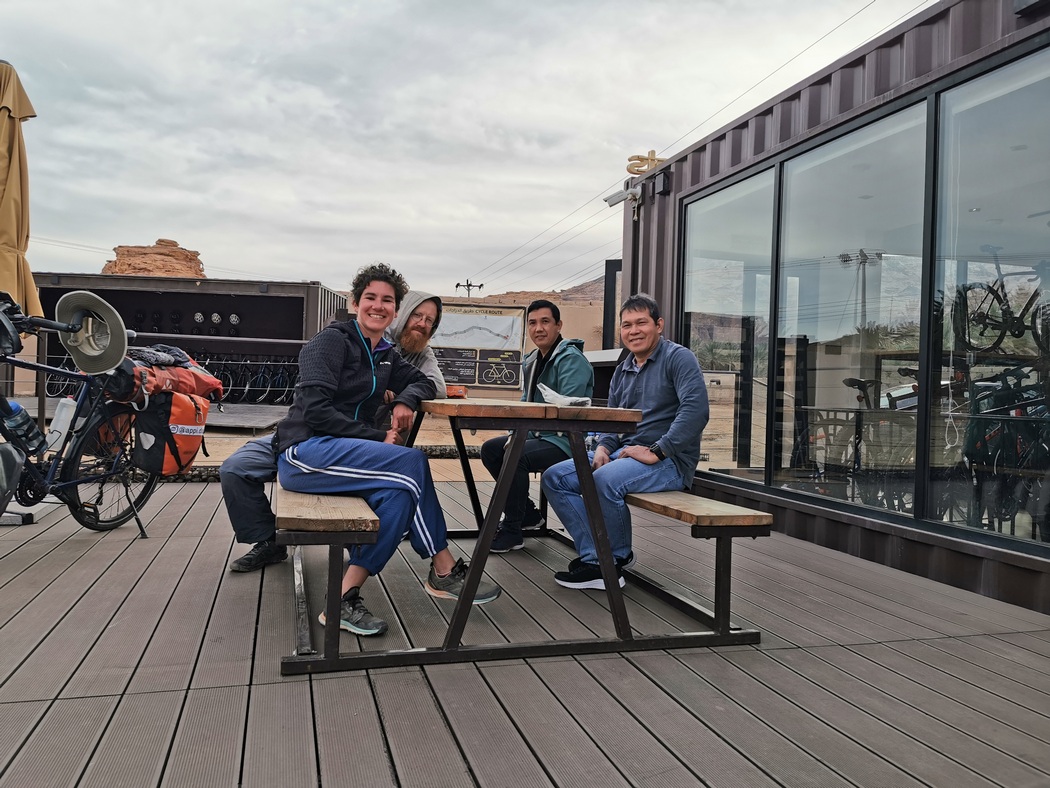 Julia und Tilmann gemeinsam mit Mitarbeitern des Bike Hubs