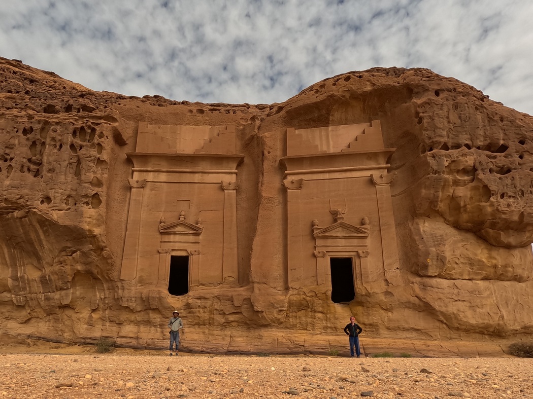 Julia und Tilmann vor Felsengräbern