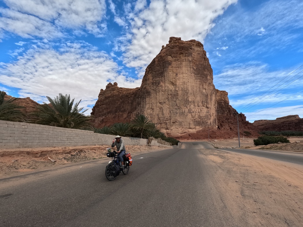 Tilmann auf Fahrrad vor Felswand