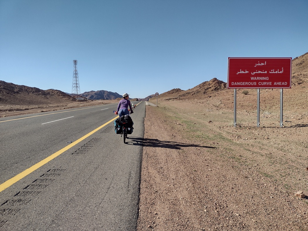 Julia neben Warnhinweis