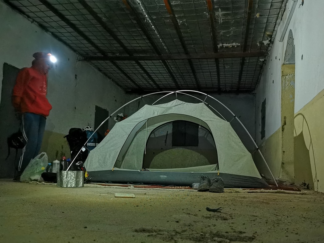 Zelt in einer alten Moschee