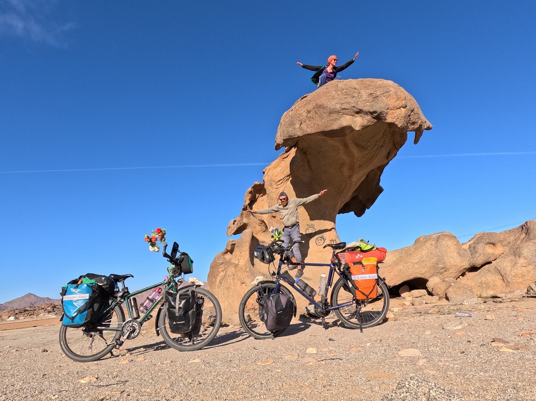 Julia und Tilmann mit Fahrrädern vor Fels