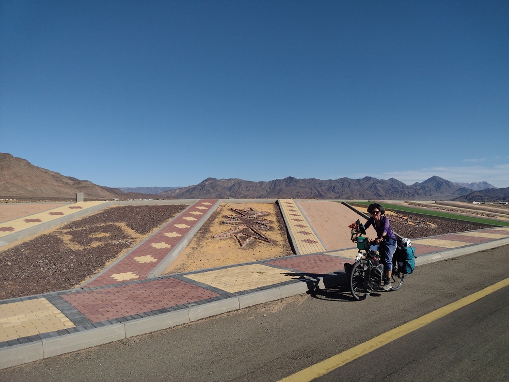 Julia fährt an Straßenrandverzierung vorbei