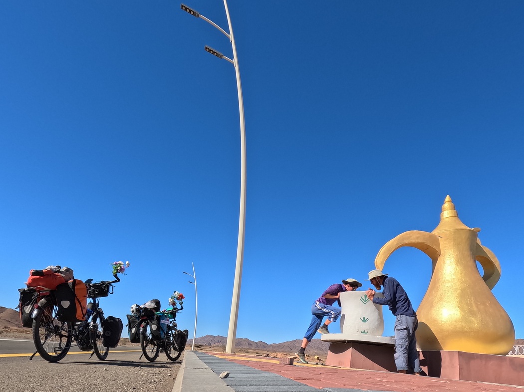 Kanne und Tasse in Überlebensgröße am Wegesrand