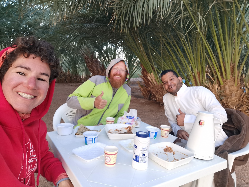 Drei Personen am Frühstückstisch