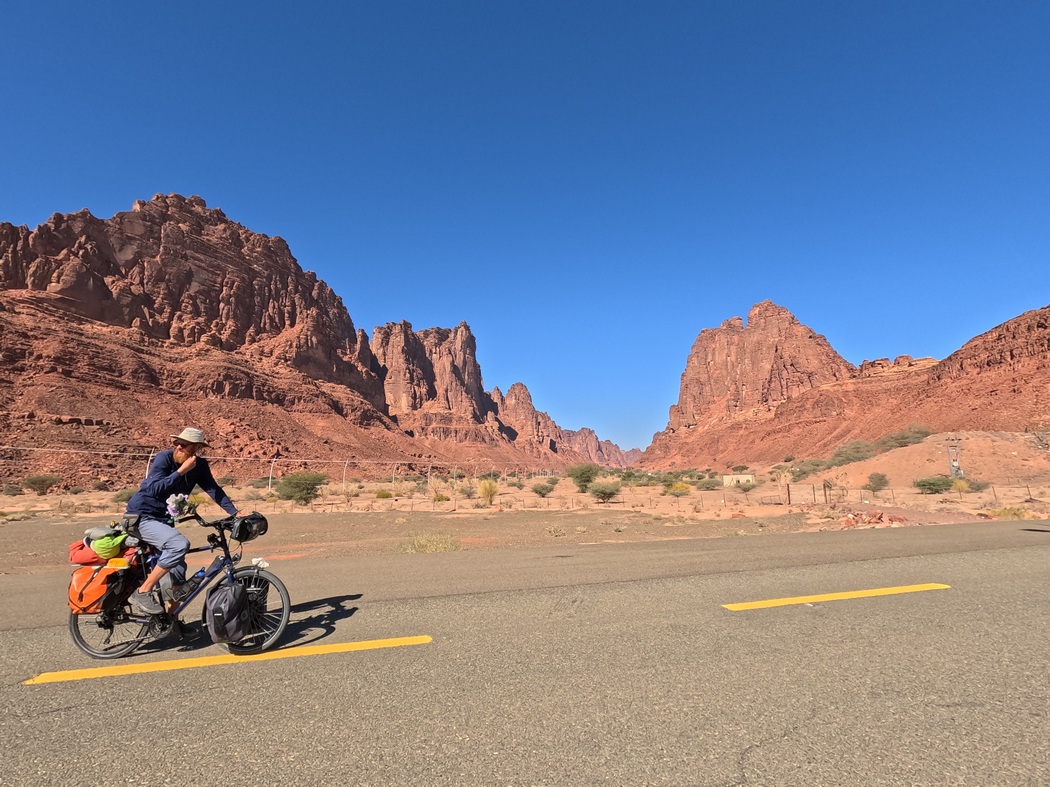 Tilmann auf Fahrrad vor hohen Felsen