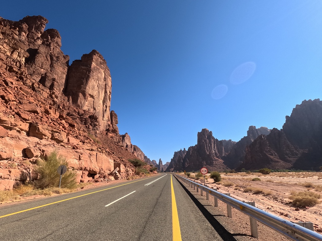 Hohe Felsen links und rechts der Straße