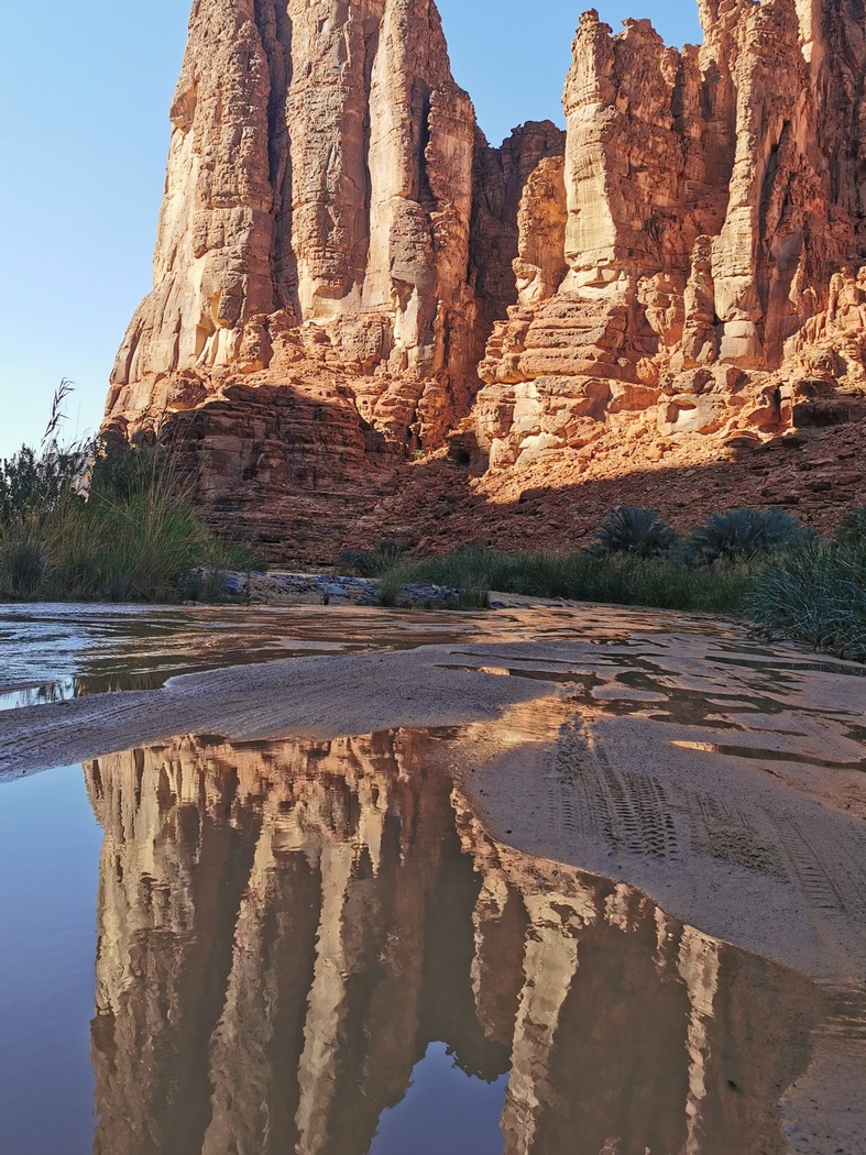Spiegelung der hohen Felswände