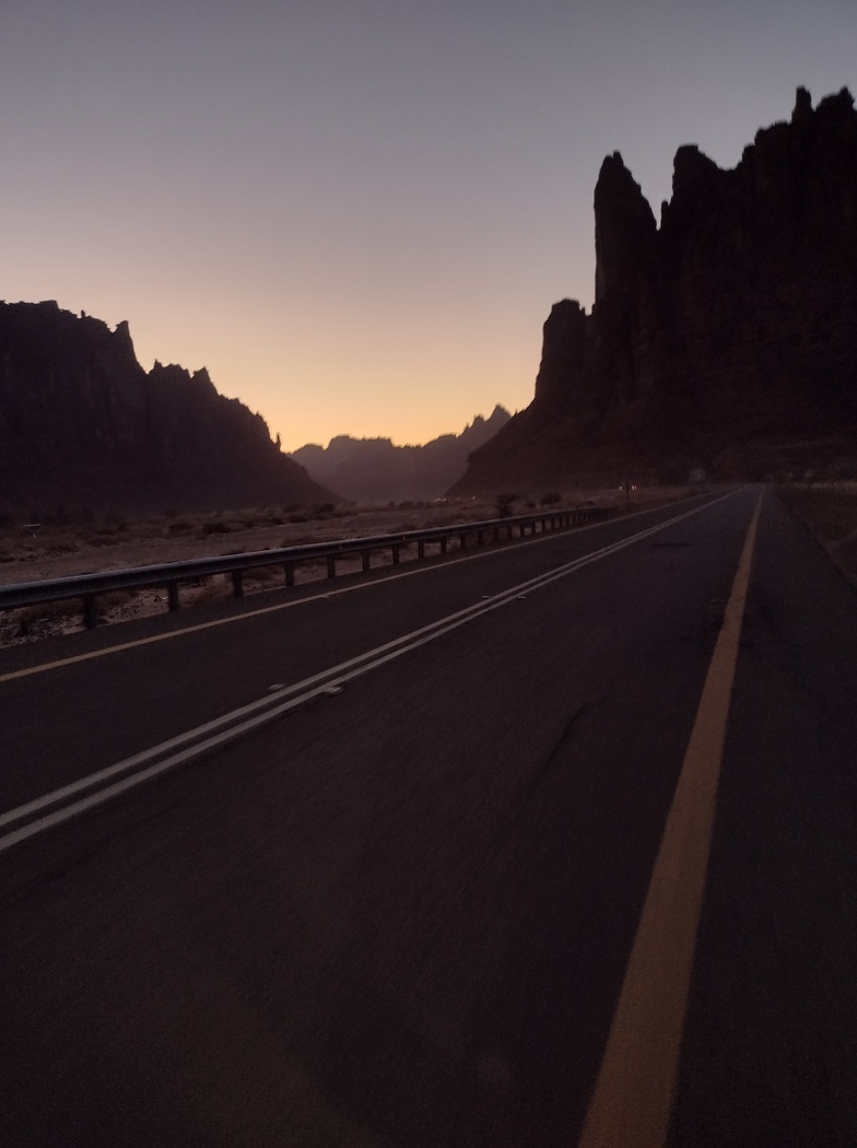 Straße bei Sonnenuntergang