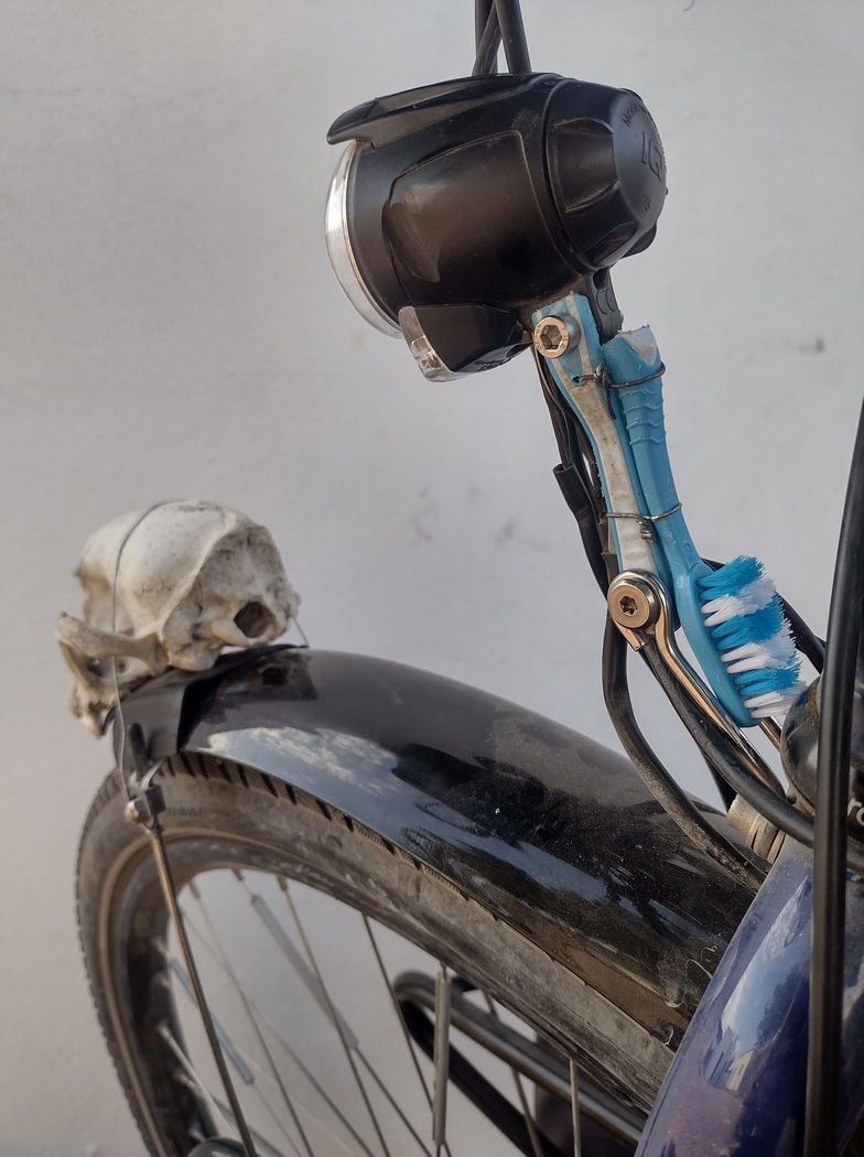 Zahnbrüste dient als Verlängerung für Lampe