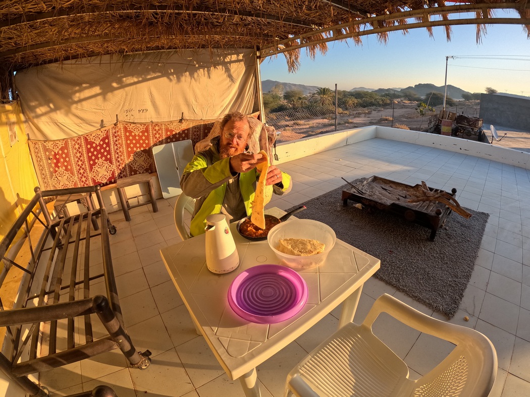 Tillmann am Frühstückstisch