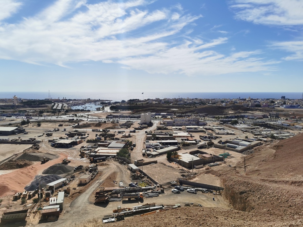 Blick auf Stadt am Meer