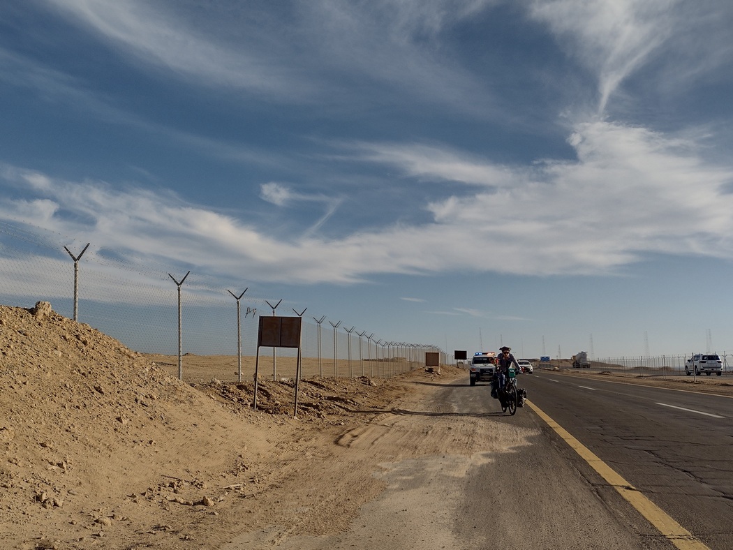 Polizeiauto fährt hinter Julia her