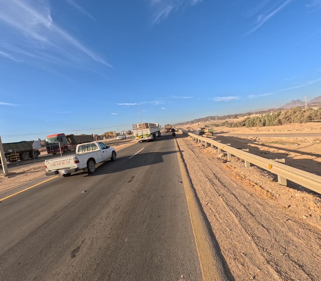 Straße mit LKWs und Fahrrad