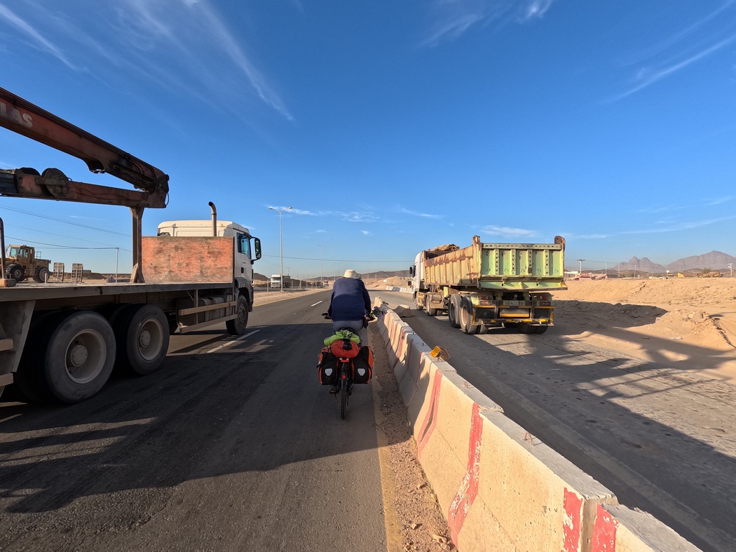 Tilmann auf Fahrrad zwischen zwei LKW