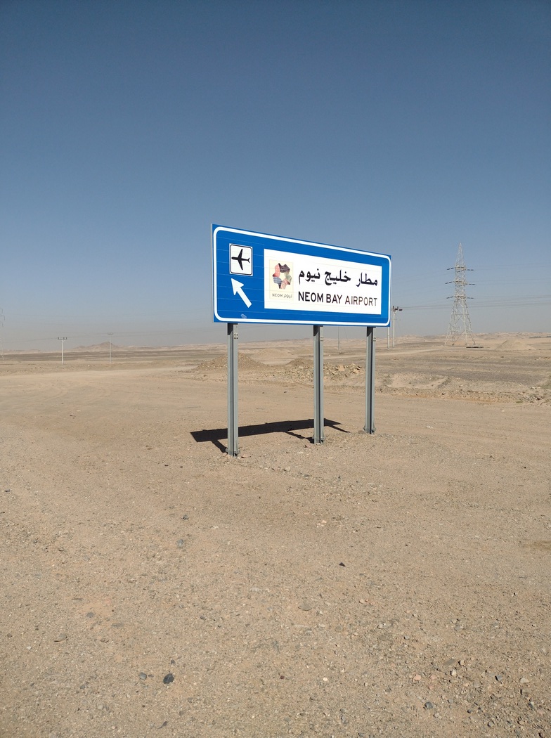 Schild zu Flughafen von Neom