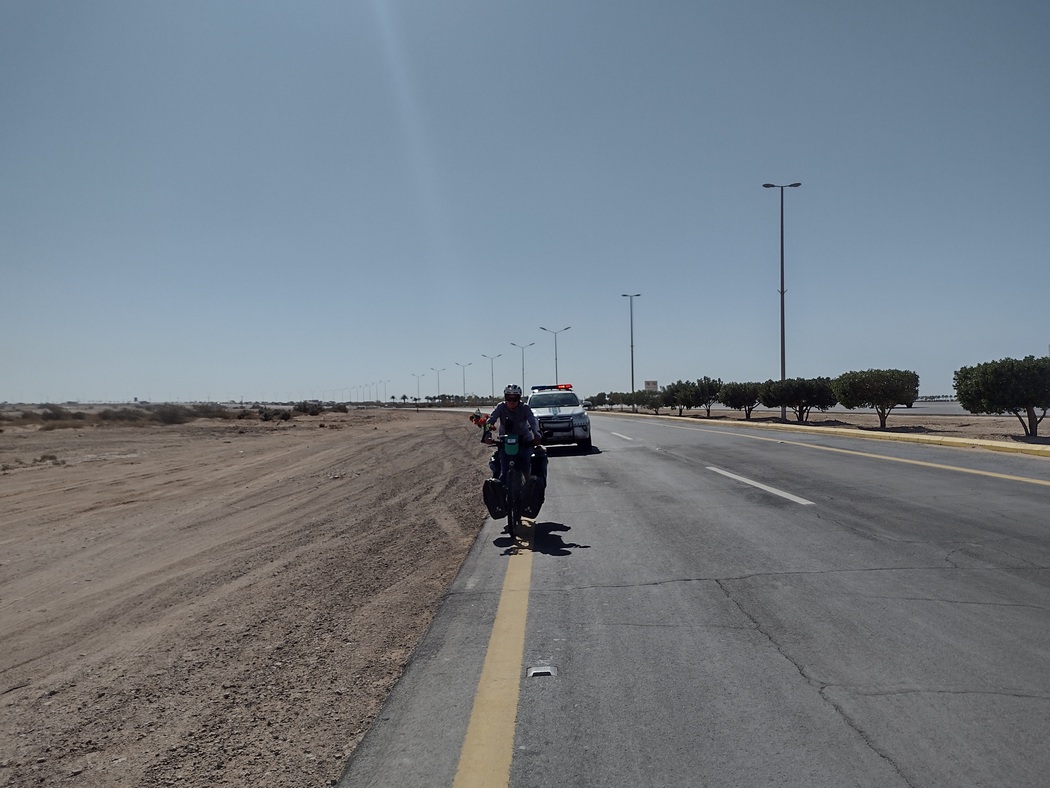 Julia wird von Polizeiauto verfolgt