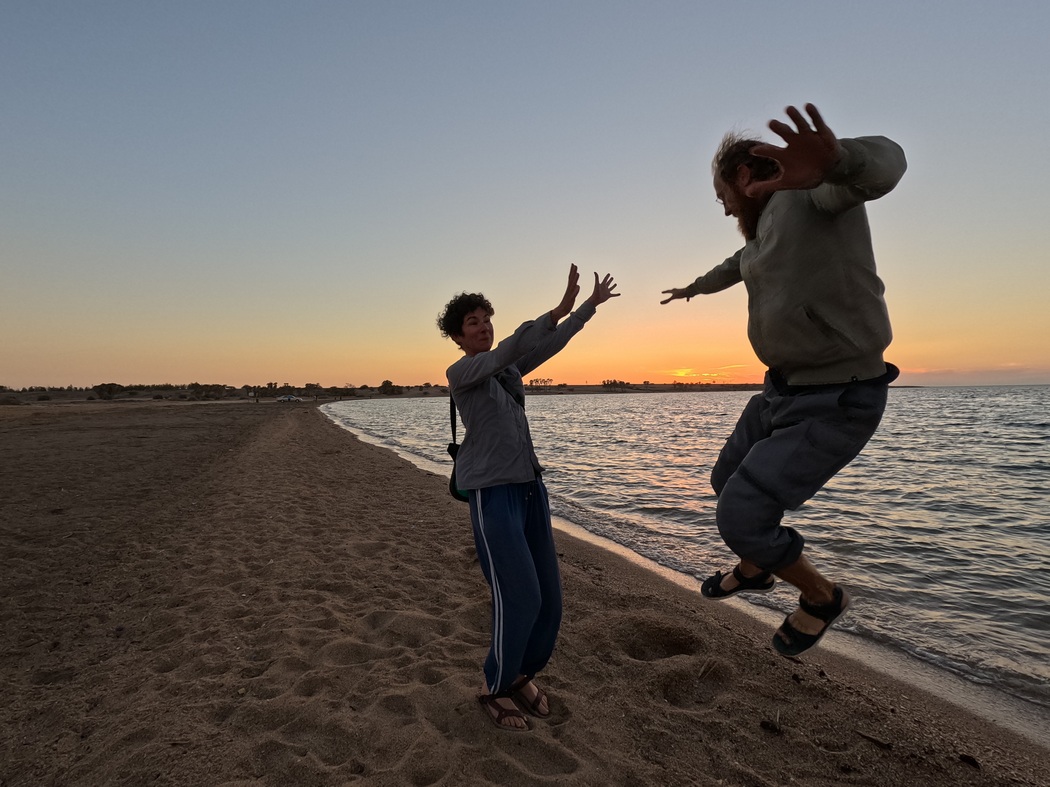 Tilmann springt auf Julia zu