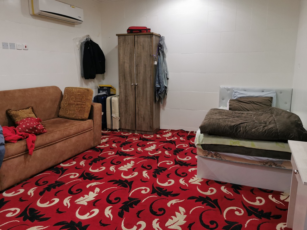 Zimmer mit Bett und Couch