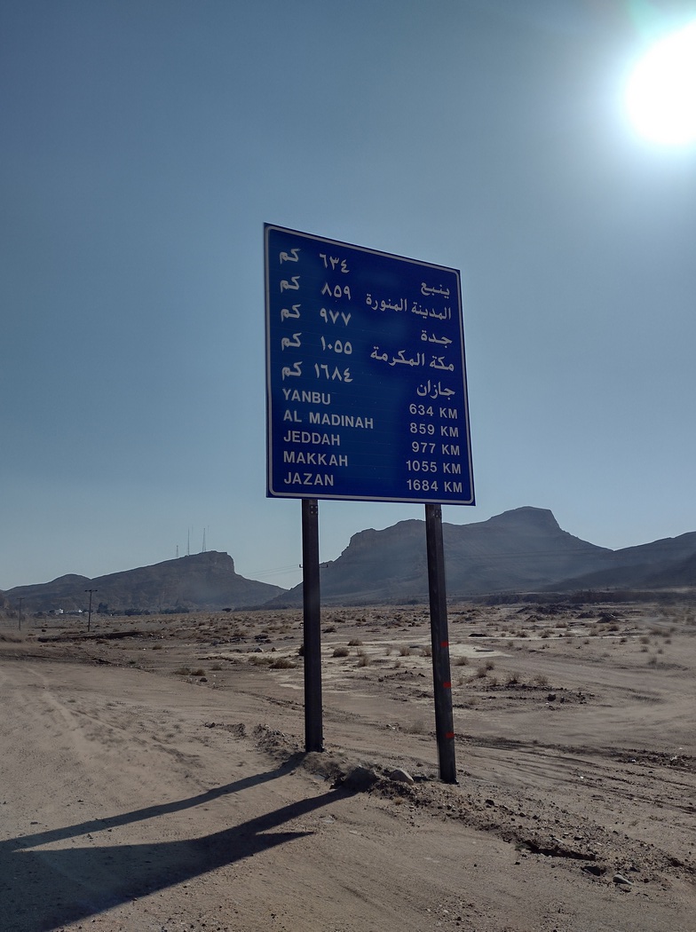 Straßenschild mit Städten und Entfernungen