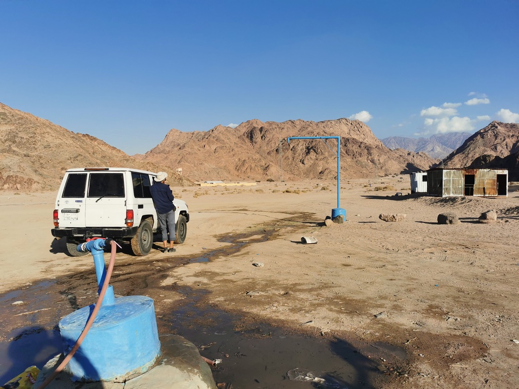 Tilmann lehnt an Auto