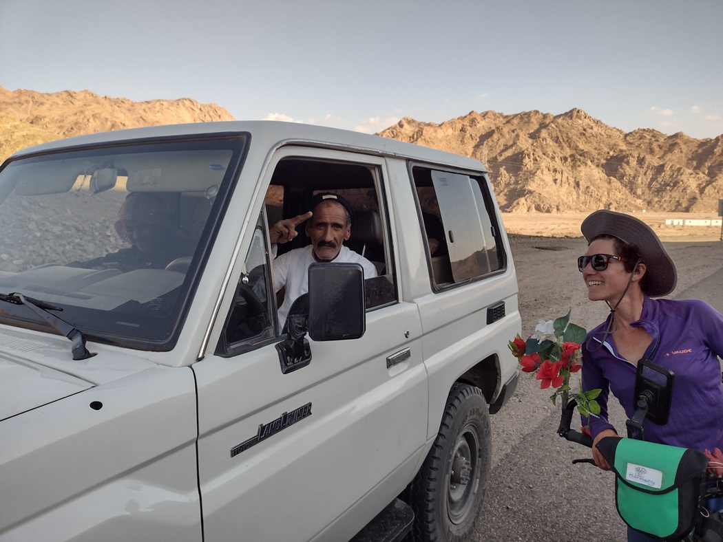 Julia und Mann im Auto