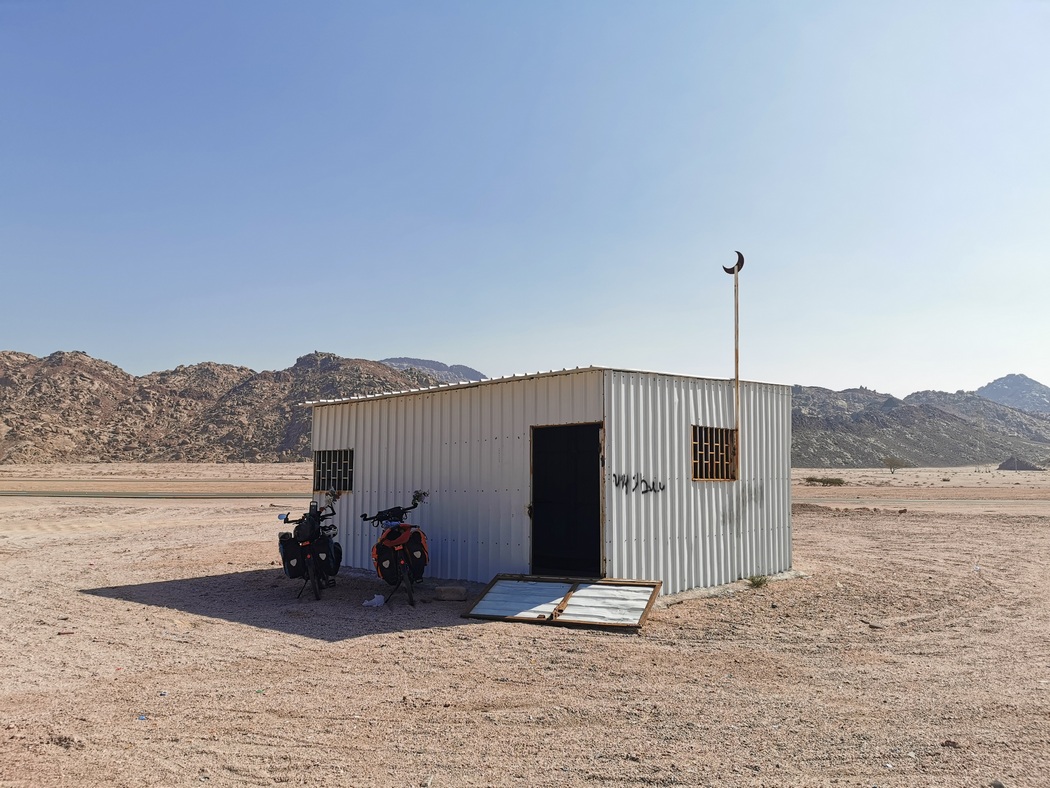 Fahrräder vor einer Wellblech-Moschee