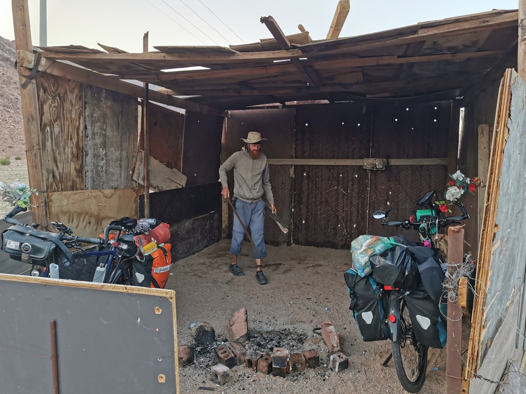 Tilmann bereitet den Zeltplatz vor