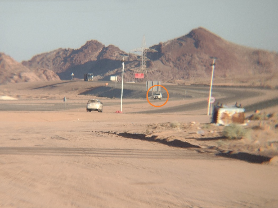 Weißes Auto am Straßenrand