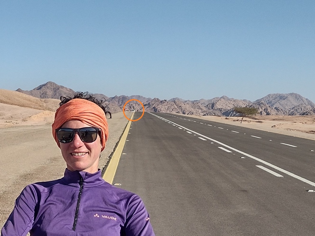 Julia, Verfolger im Hintergrund