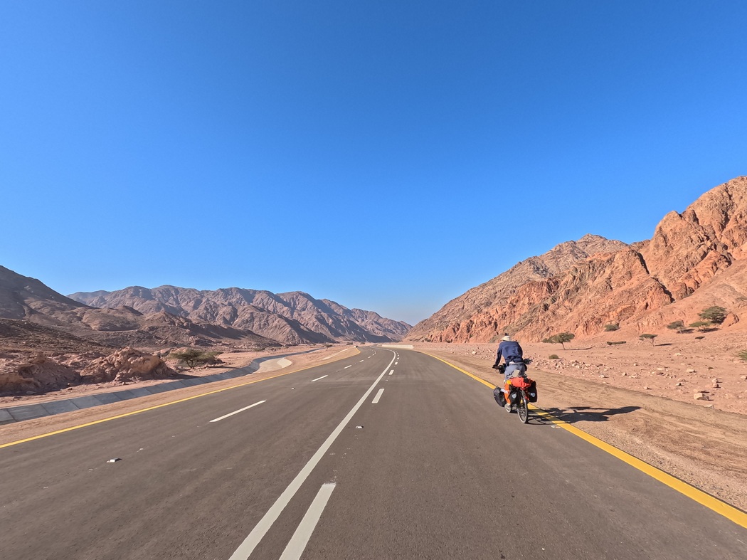 Tilmann auf Fahrrad zwischen Felsen
