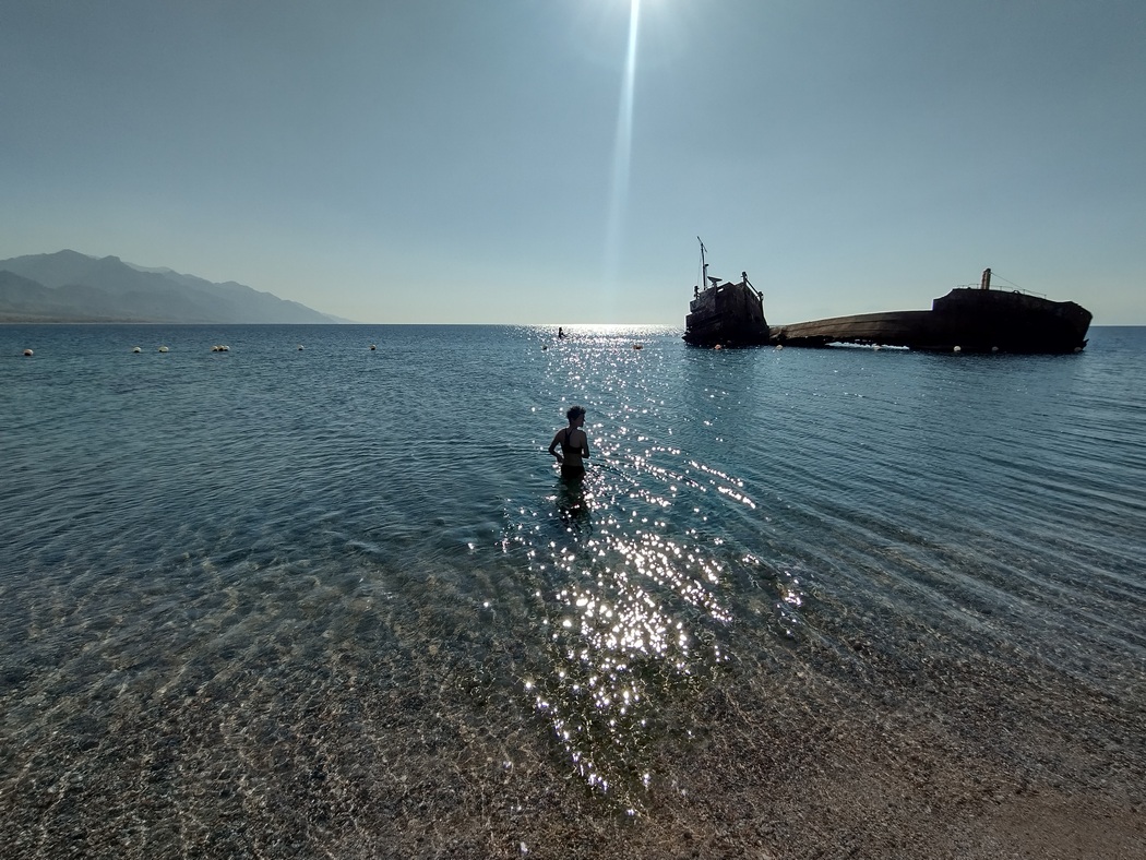 Julia geht ins Wasser beim Schiffswrack