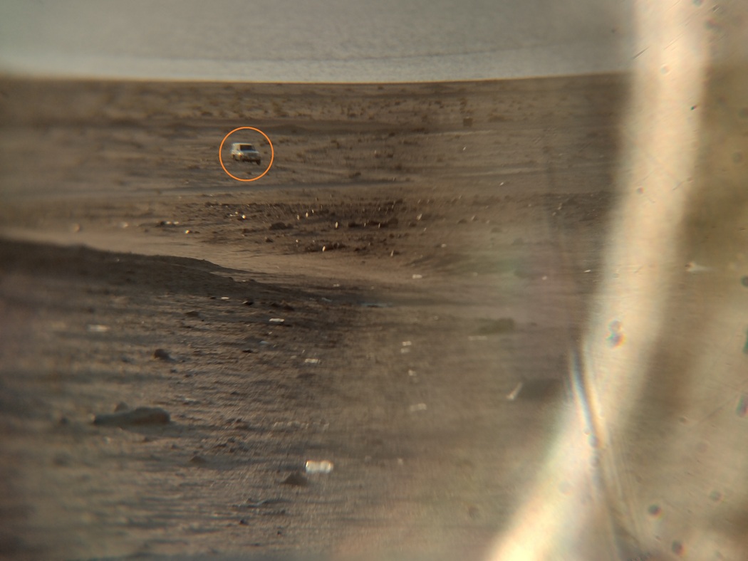 Weißes Auto im Gelände