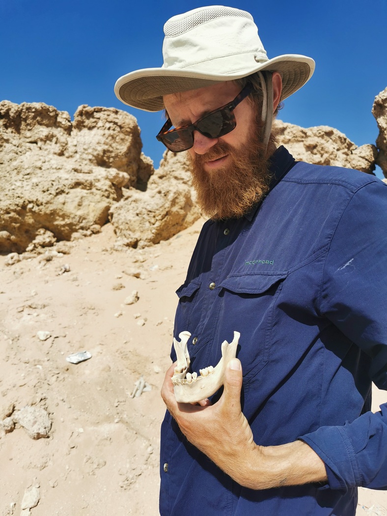 Tilmann hält einen menschlichen Unterkiefer in der Hand