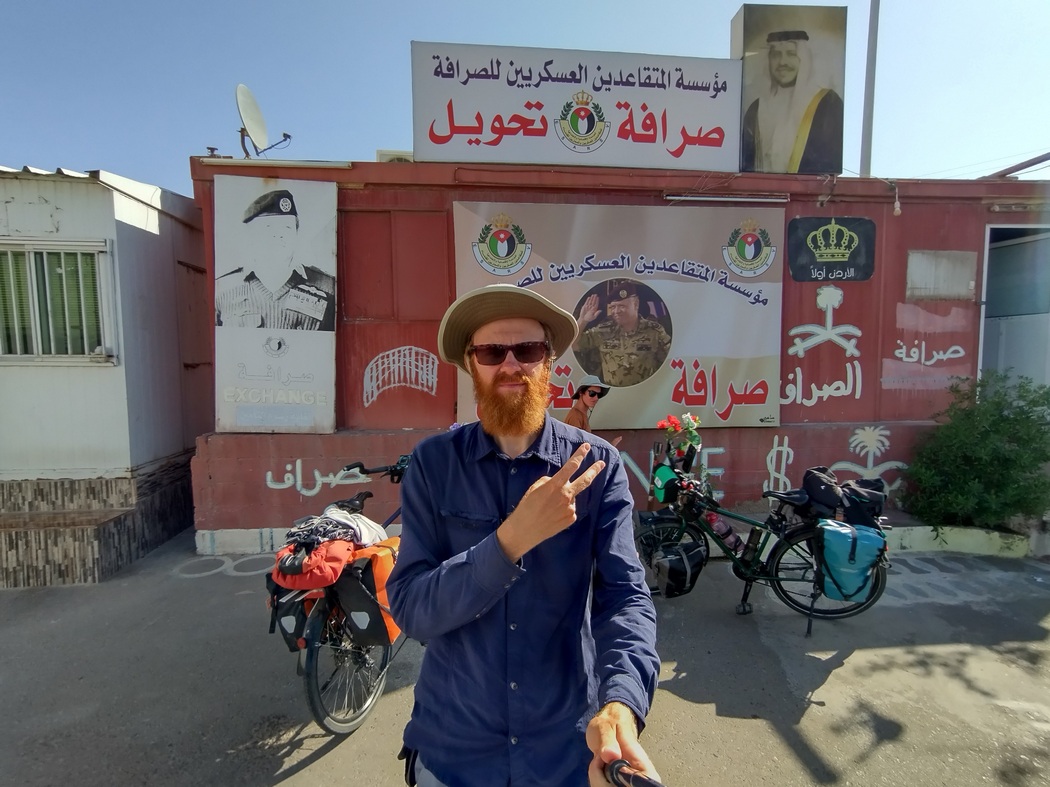 Vor Bildern der Könige