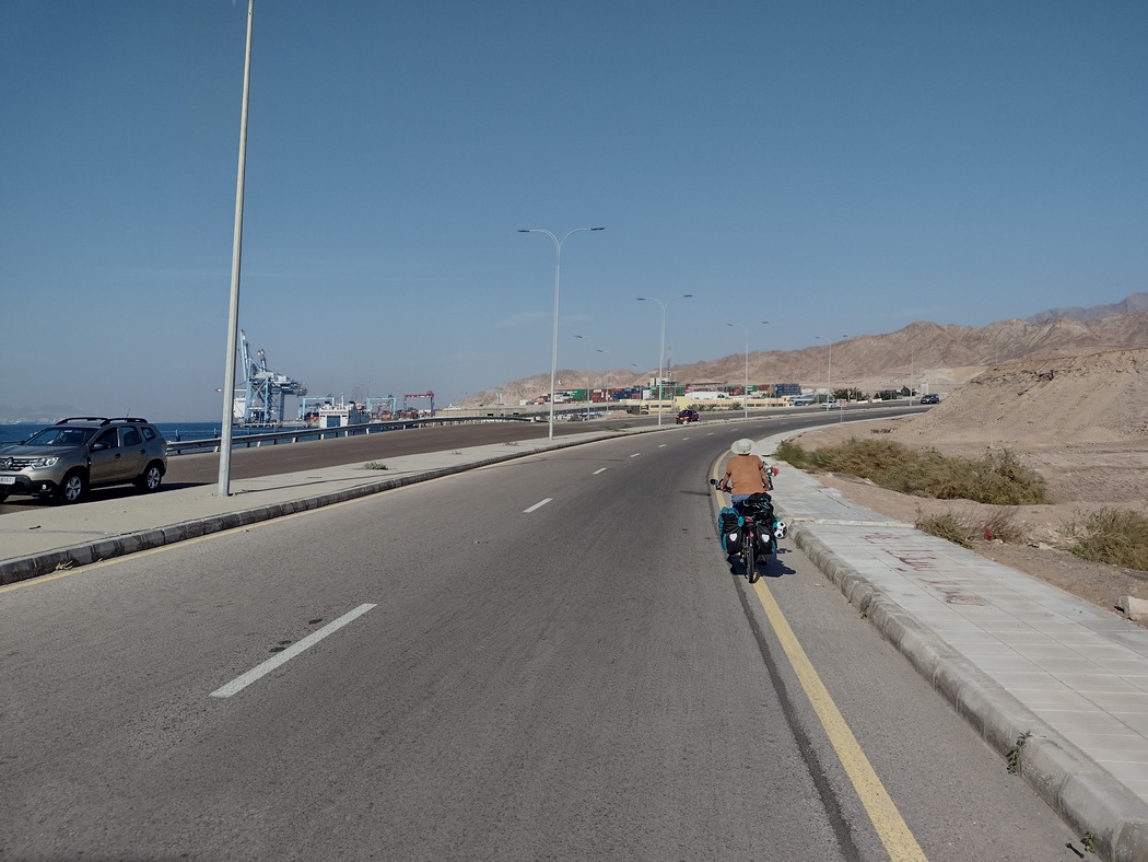 Julia auf Straße zwischen Bergen und Meer