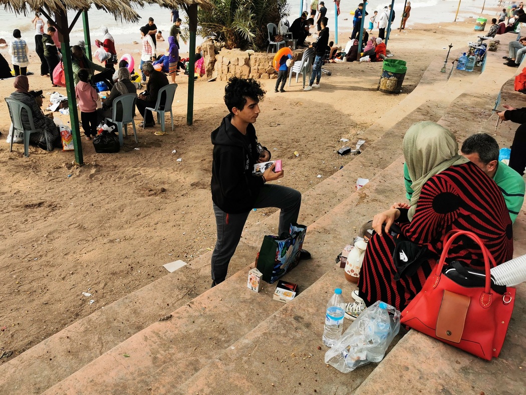 Fliegender Händler führt Kundengespräch